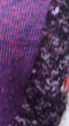 Violet détail du bouton passé entre deux mailles (ajustable)